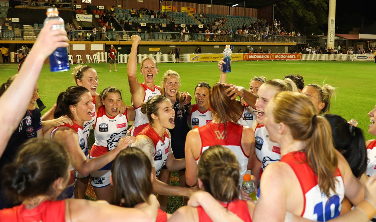 BulldogsW's tweet photo. "DAUGHTERS OF THE WEST!" 

It sure is nice to hear that song once again 🎶

#AFLWCrowsDogs https://t.co/12V6ZsYsre