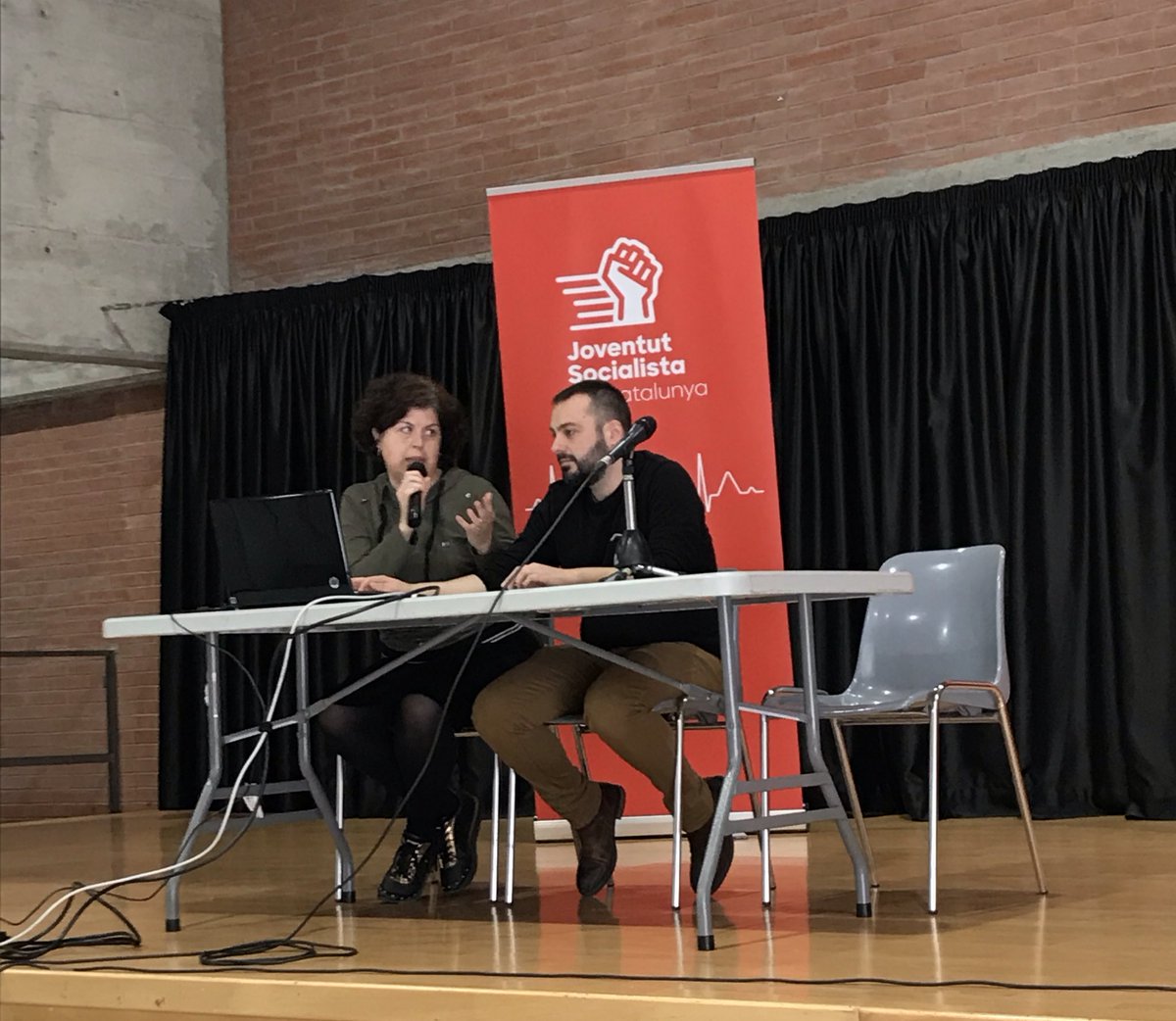 La companya Montserrat Badía, alcaldessa de Castellbell i el Vilar i en Javi Silva, alcalde de Polinyà, ens parlen de polítiques juvenils a la jornada municipalista de la JSC. #JSCalsAjuntaments