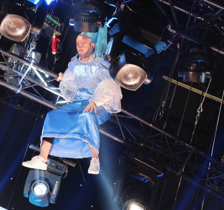 _FANTASMAGORIE's tweet photo. Ce soir ça va décoller avec Arthur 🚀 PS : oui une fée ça vole ! @JulienArruti 😆 @VTEP_TF1 #TheflyingExperts https://t.co/9edFhqG5Cl