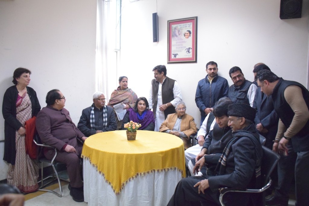 INCDelhi's tweet photo. DPCC President Smt. Sheila Dikshit held a lunch for media persons at the DPCC office https://t.co/EzxRKnEWEl