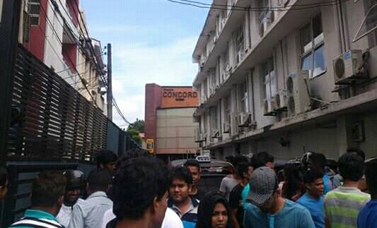 Str_Maruthu's tweet photo. உலகெங்கும் தலைவன் புகழ்🔥🔥🔥🙌🙌🙌
Colombo #SriLanka...
Family audience Very Happy...
#VRV World Wide Hit..🔥
#BlockbusterVRV @iam___US #HappyBirthdaySTR
#VanthaRajavathaanVaruven https://t.co/Oomr1DO48E