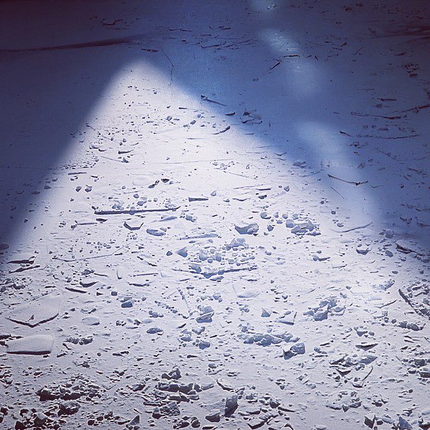 #chicagoriverwalk #frozen #ice #light #minimalism #minimalist #belowzero #abstract #urbanabstract #urbanminimalism #artiseverywhere #shadows #texture #jj_geometry #jj_seasons #winter #jj_urbanart #jj_texture #jj_minimalism #jj_monotonic #tv_leadinglines … bit.ly/2MNiHF0