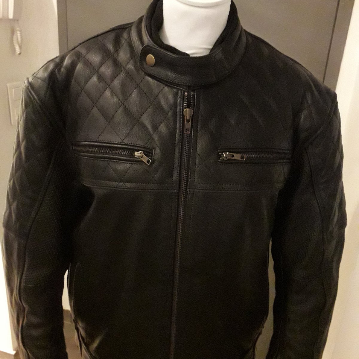 formationdaaf's tweet image. Vends blouson cuir moto  jamais porté il est neuf Taille L me contacter 06 26 48 10 87