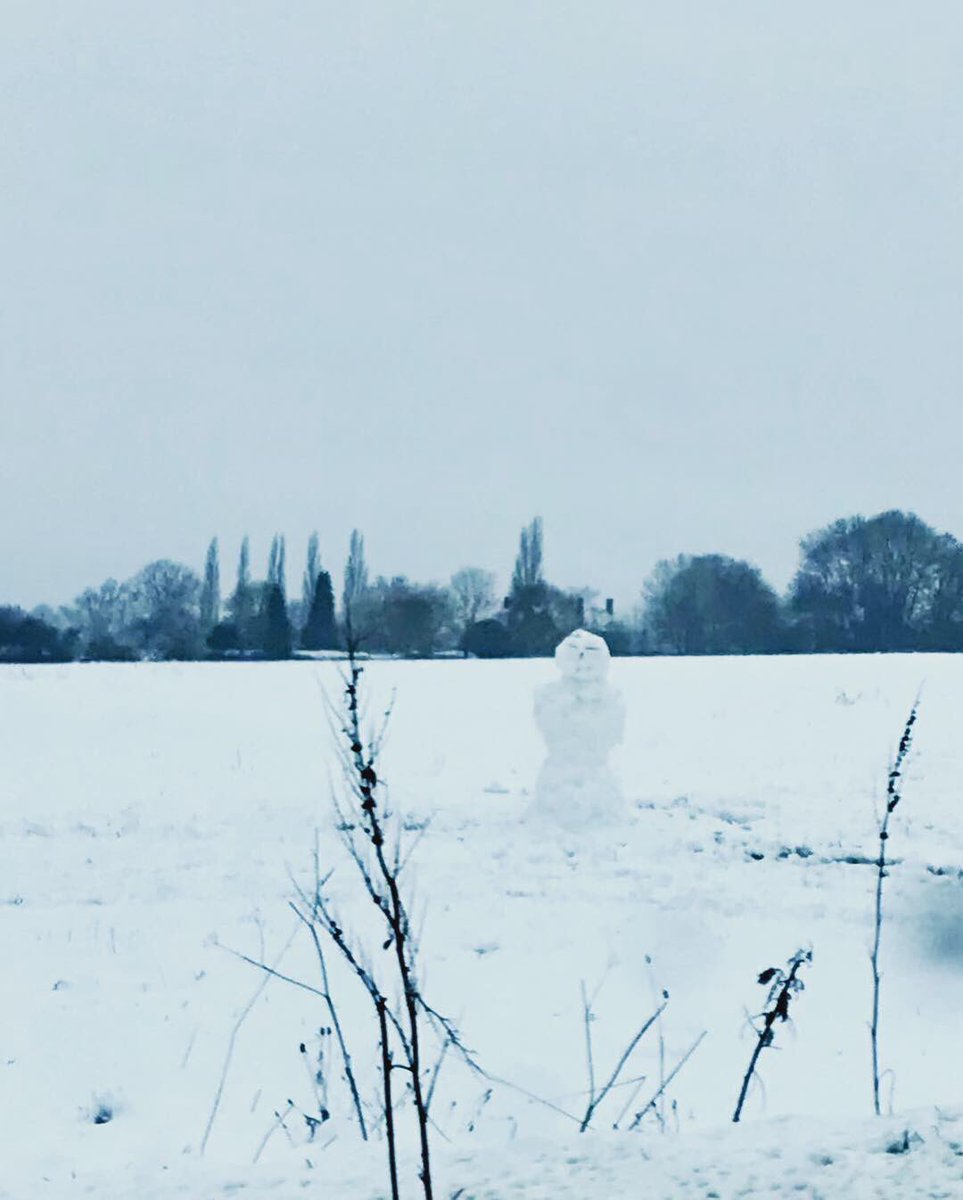 RightStones's tweet image. When it snows, you have two choices:
Shovel (for our customers) or make a snowman.
WE DID BOTH!! ☃️
#snow #tiles #outdoors #patio #loveourcustomers #snowman #fun #stubbingsnursery #maidenhead #london