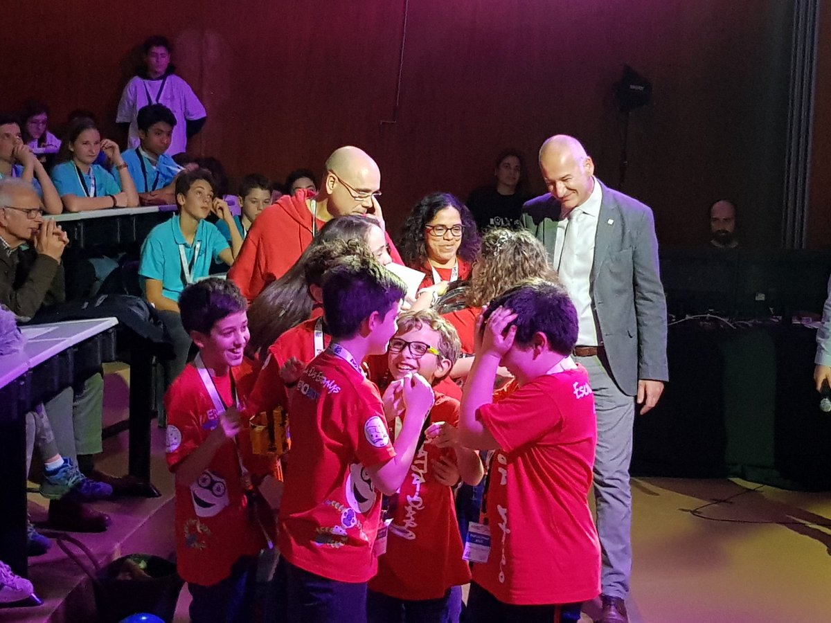 SilviaSimonR's tweet photo. El @RectorUdG felicitant als guanyadors de @FLLGironaEPS, els #EstanysKetchup (escola Els Estanys)! @univgirona #mesquerobots #UdGrobotica https://t.co/2pguGjw0uv