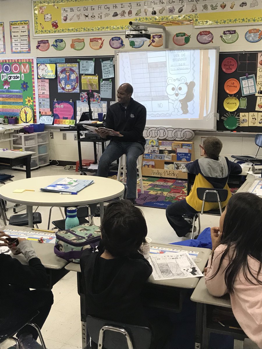 MrsLovejoy109's tweet photo. Check out this Mystery Reader! Thank you @CorbySwan for coming to our first grade classroom! We loved having you in! #firstgrade #bedminsterschool #worldreadaloudday https://t.co/vEVhCe53gn