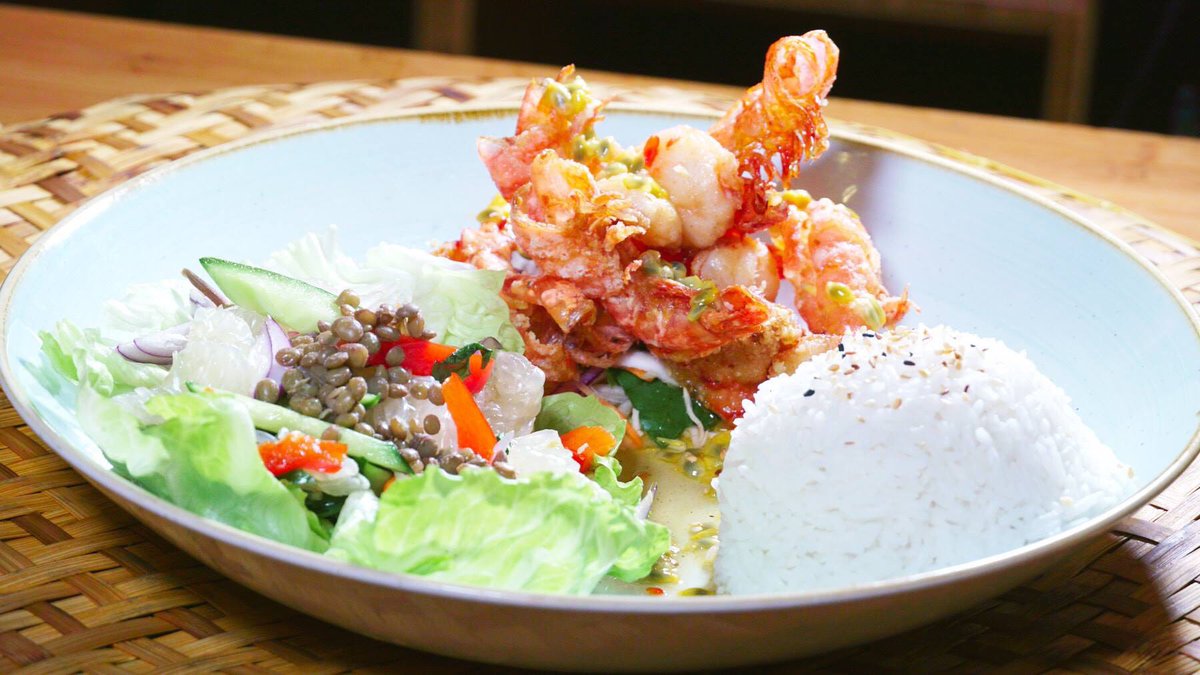 MonsieurVuong's tweet photo. Tom Rang Me: Dieses Wochenende nur im MONSIEUR VUONG (nicht bei #Deliveroo).

Knusprig gebackene #TigerPrawns mit einer würzigen Tamarind-Ingwer Sauce und einem pikantem Papayasalat auf #Jasminreis

Genießen Sie!

#monsieurvuong #vietnamesekitchen #deliciousweekend https://t.co/m3m359OsMH