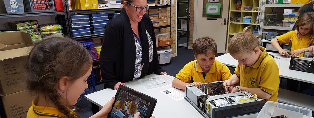 Powerful Learning happens when students are empowered to learn from each other. Find out what you can do to make your classroom more collaborative and connected: bit.ly/2T9jUsR