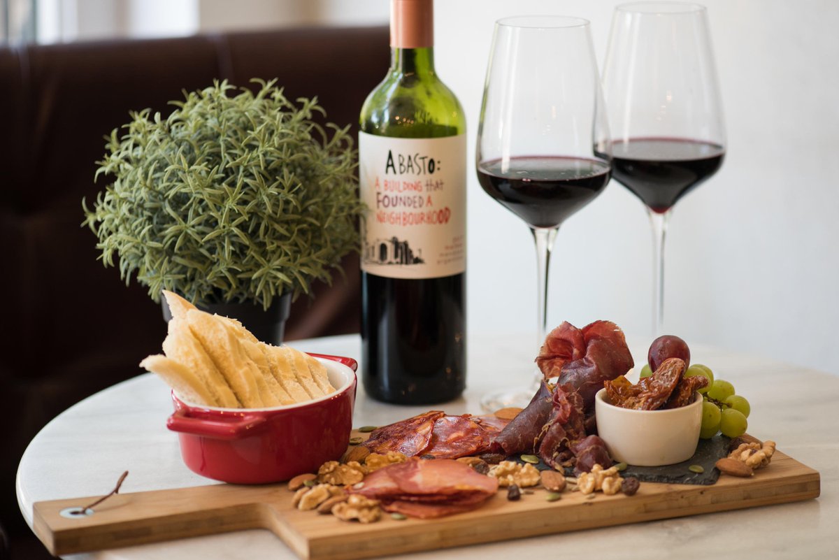 Saturday nights were made for charcuterie boards and wine 🍷The only question is... Who are you sharing this with?