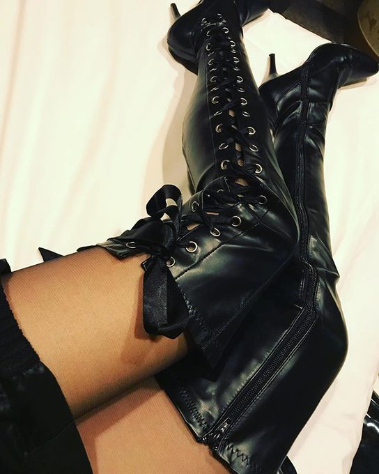 サイドレースアップのブーツ
リボン嫌いな私ですが、このデザインのリボンは好き🎀

#bootfetish #dominatrix #asianfemdom #mistress #ブーツフェチ #女王様