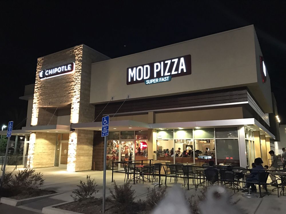 StudioInnSuites's tweet photo. Today's the perfect weather in #southernCalifornia for a hot pizza on #NationalPizzaDay - we are glad that one of #Downey Ca's best pizza restaurant's is around the corner from @StudioInnSuites 

Check out MOD Pizza tonight! 
#PizzaDay #SoCal #foodies #LAhotels https://t.co/lrER4pLsxk