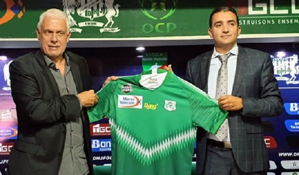 ojeksaikhoje's tweet photo. #Difaa coach, Hubert Velud (left) is winless in 5 matches & has just 2 points from 15. The #ElJadidi side has dropped to 11th on the 18-team log. After today's defeat at #OCK, some fans called for return of his predecessor, Abderrahim Taleb. @MaghribFoot #Botola #AfricanFootball https://t.co/Pvyp4xA3TL