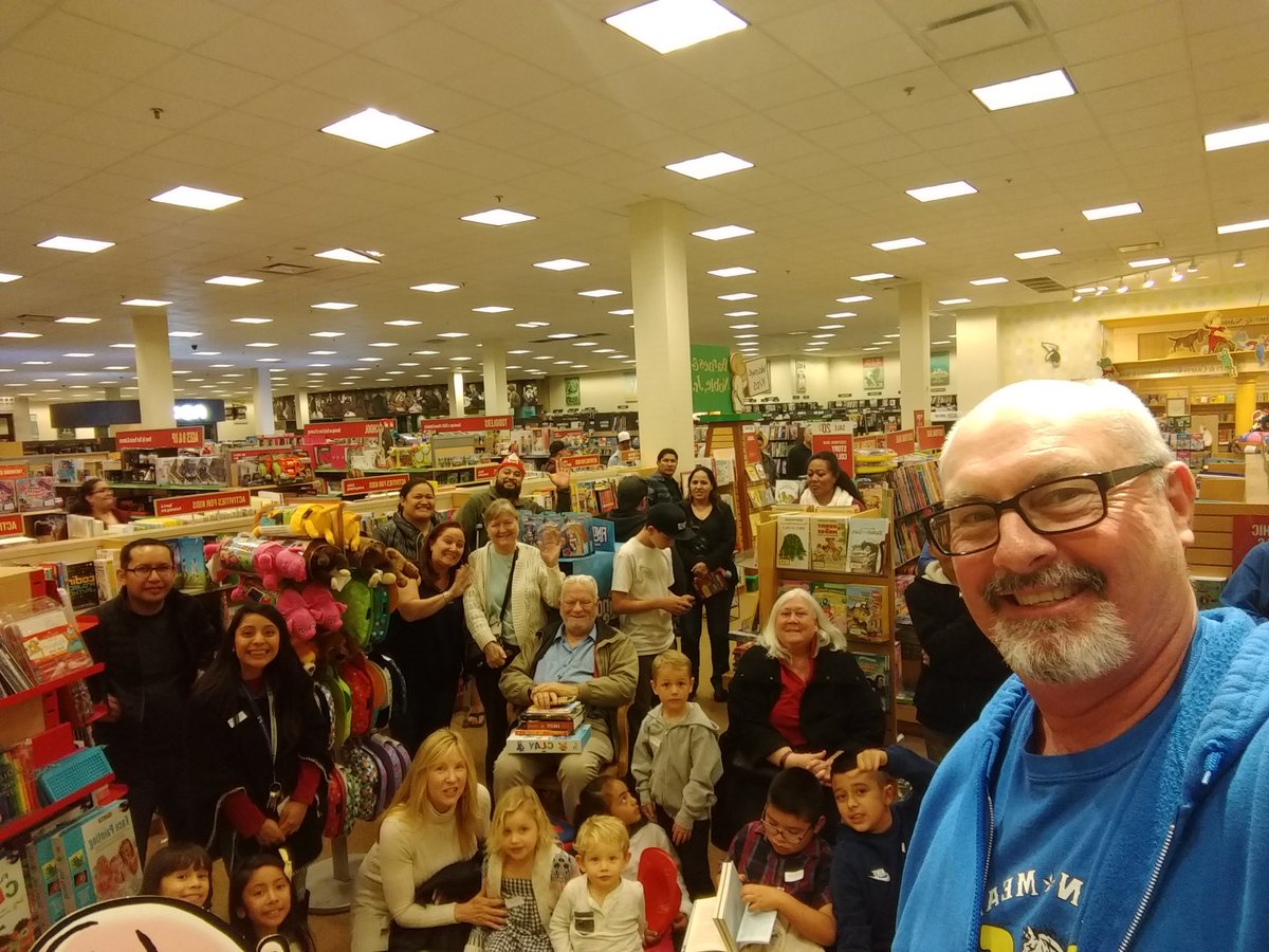 MMMustangs's tweet photo. We had a great time at the annual @MMMustangs @BNBuzz reading event where Dr. Porter read to those in attendance, and the 2nd grade Ss sang beautifully too! @VistaUnifiedSD #wave #familyengagement @EngageVista #readingforpleasure #notechnologyneeded #picturebook 📚 ♥️📘♥️📖 ♥️ https://t.co/4PFsb7ebIH