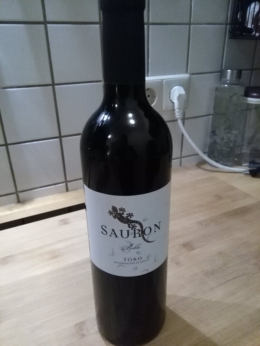 Er schmiedet nicht nur Ringe der Macht, jetzt macht er auch noch Wein... 😄

#Sauron #HerrderRinge