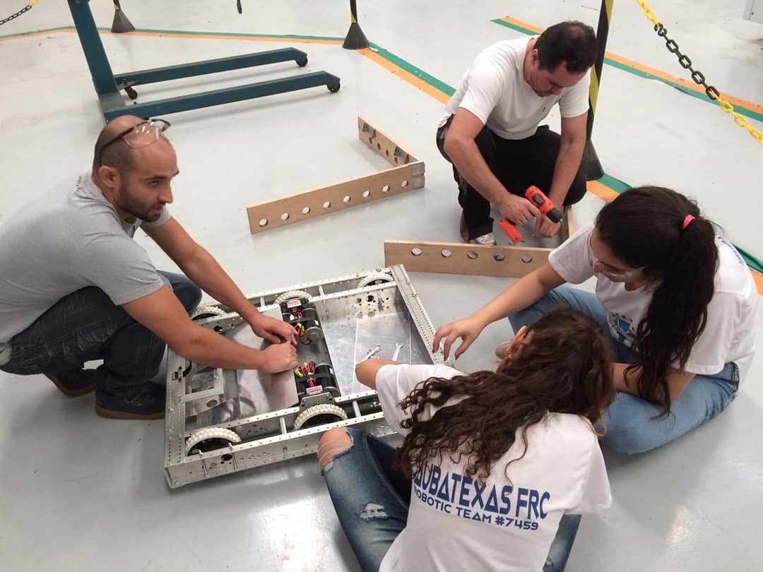 - Com apoio da @usimaza conseguimos construir todas as peças de nosso robô e bumper!!😊
.
.
.

- With support from @usimaza we were able to build all the pieces of our robot and bumper!!😊