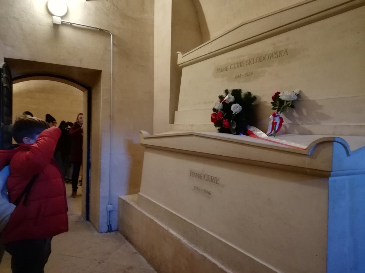 Mi peque rindiendo homenaje a #MarieCurie en su tumba en el Panteón de #París, uno de esos maravillosos momentos que me regala en nuestros viajes y que tuve la enorme suerte de inmortalizar. Mi pequeño tributo hoy a las #mujerescientíficas #MujeresEnLaCiencia