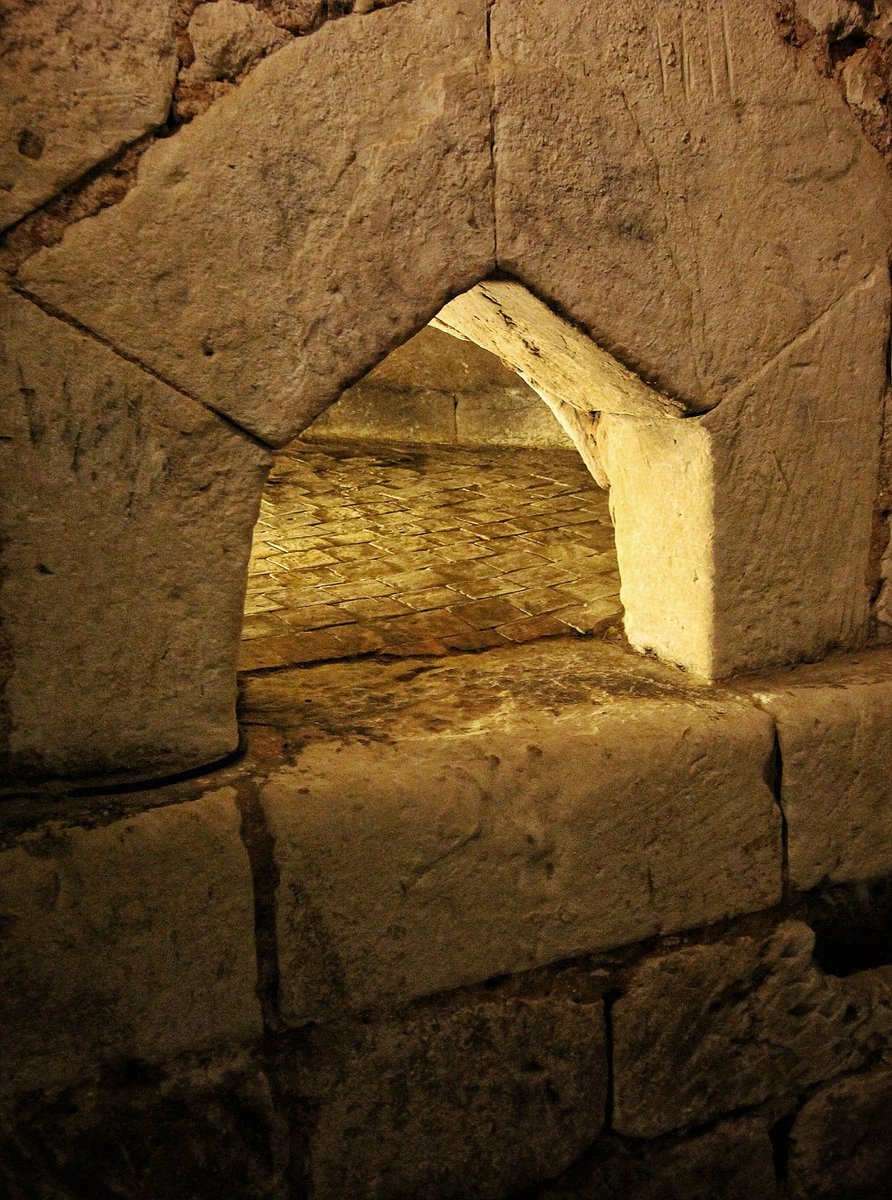 BrezeChateau's tweet photo. 👉 Les souterrains rendent unique le @BrezeChateau ! Un lieu typique de l'Anjou à découvrir à quelques kilomètres de #Saumur. Quand venez-vous nous rendre visite ? 🤔 #ValDeLoire #Patrimoine https://t.co/dAHuUn3gwc