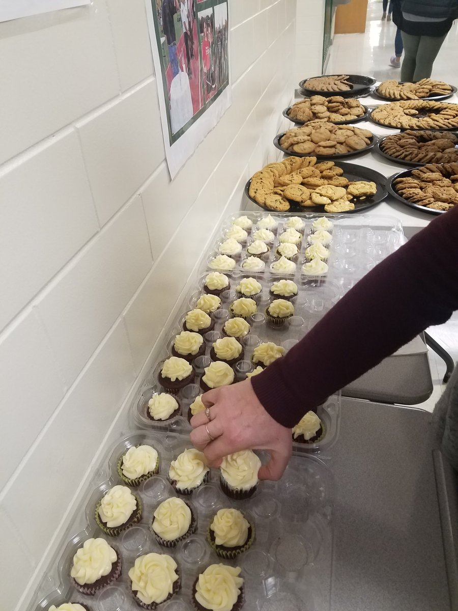 MelanieShedd's tweet photo. Good food and good books for thought at @edcampstl #edcampstl 2019 #PiPizza https://t.co/URyYJ4lVPr