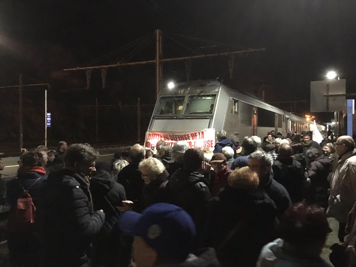 ALeaument's tweet photo. Action #StopTrain à #ArgentonSurCreuse pour défendre le service public du rail et une desserte correcte des territoires ruraux. https://t.co/Fis9arJSI3