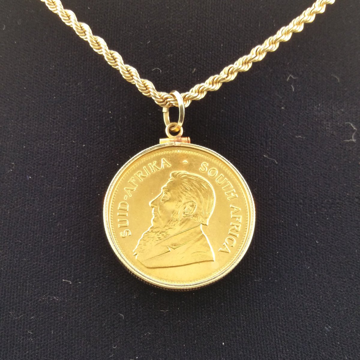 houstongold2's tweet photo. Beautiful Krugerrand with bezel on a heavy rope chain necklace. #gold #goldcoin #goldropechain  #goldkrugerrand #southafricancoins https://t.co/hL2q0lZDNc