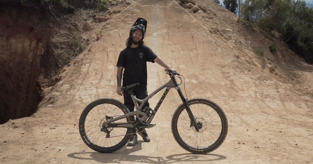 Heck yes! <a href="/Evil_Bikes/">Evil Bikes</a> dual-crown destroyers are now officially a thing. <a href="/GrahamAgassiz/">Graham Agassiz</a> introduces the limited edition Insurgent LB Park: vitalmtb.com/videos/member/… #mtb