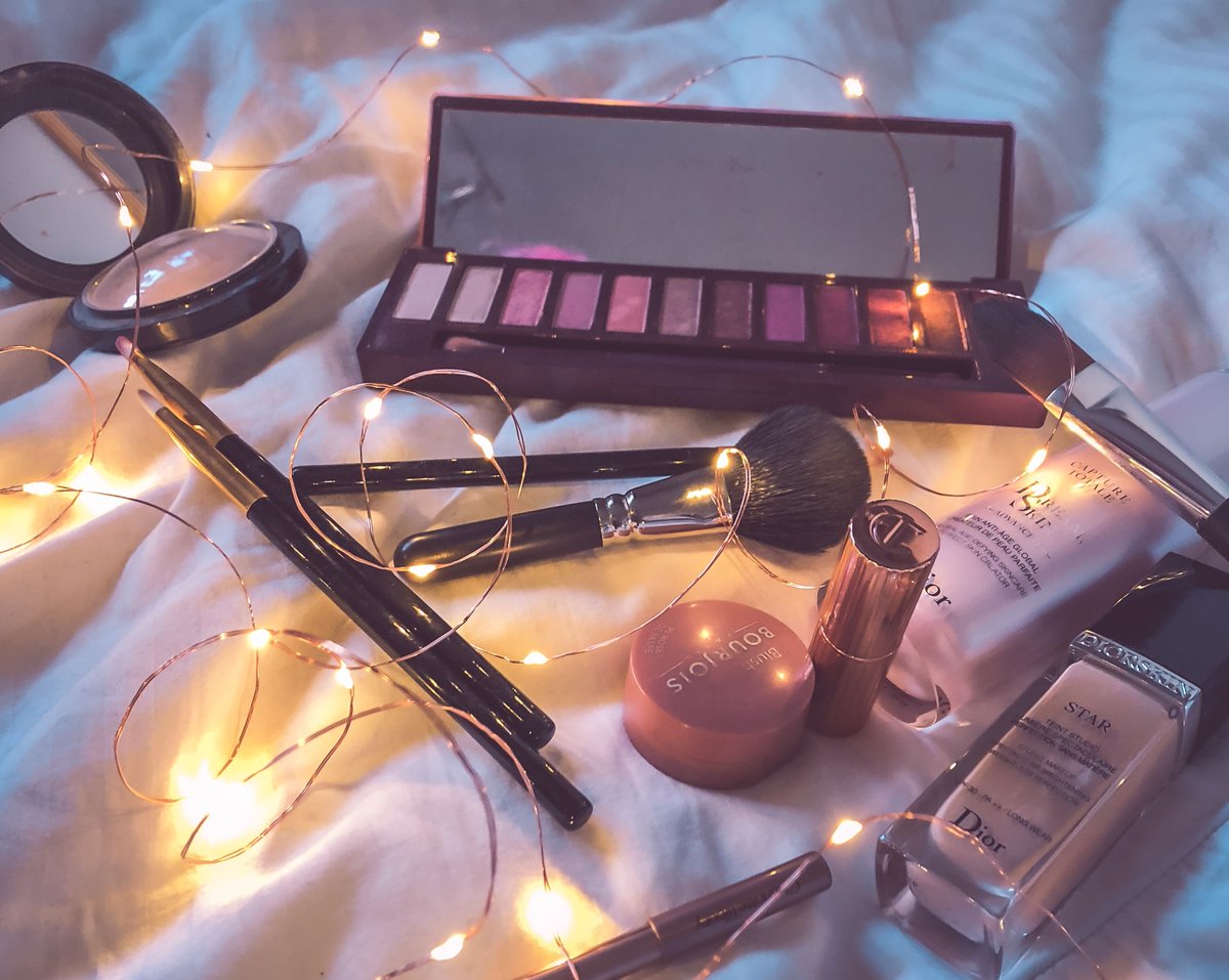 MiaPeriwinkle's tweet photo. I don’t doll up often. In fact, for someone who loves makeup I don’t do nearly enough! But this special occasion caused me to open up my Pandora’s box and slap a new face on! Check out all products I used to create this look. #makeup #urbandecay #glam https://t.co/1t1mKUNbJv