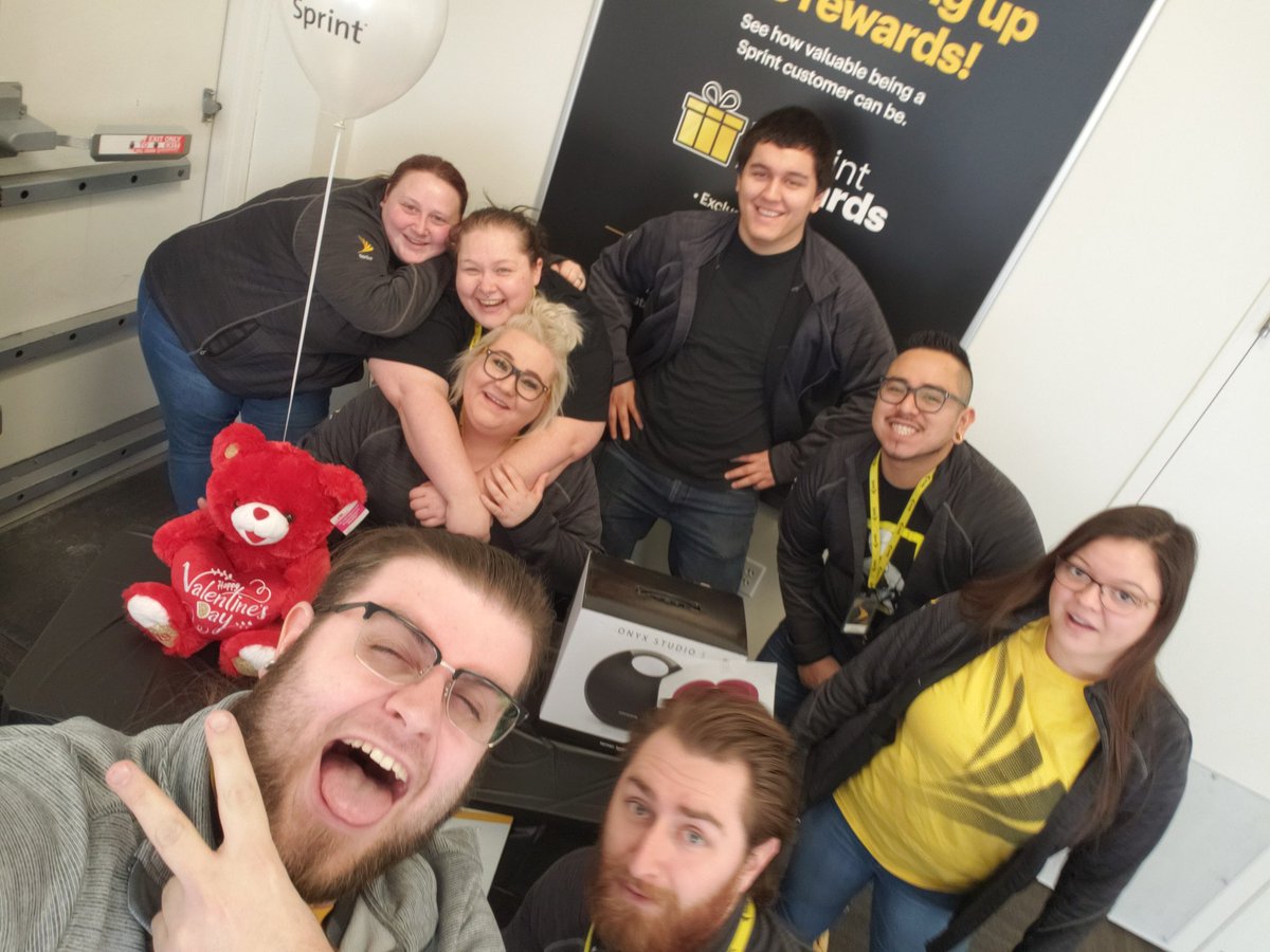 lukaluk402's tweet photo. NBD, just a new team photo with our new Hire Isaiah! Big weekend ahead of us here in Fremont! @Sprint_Katy @HoosierCrouch @jimmills22 @DAYZmeSPRINTIN @MADEaccyQueen @romeo_lopez93 https://t.co/UKAKRFU8Fi