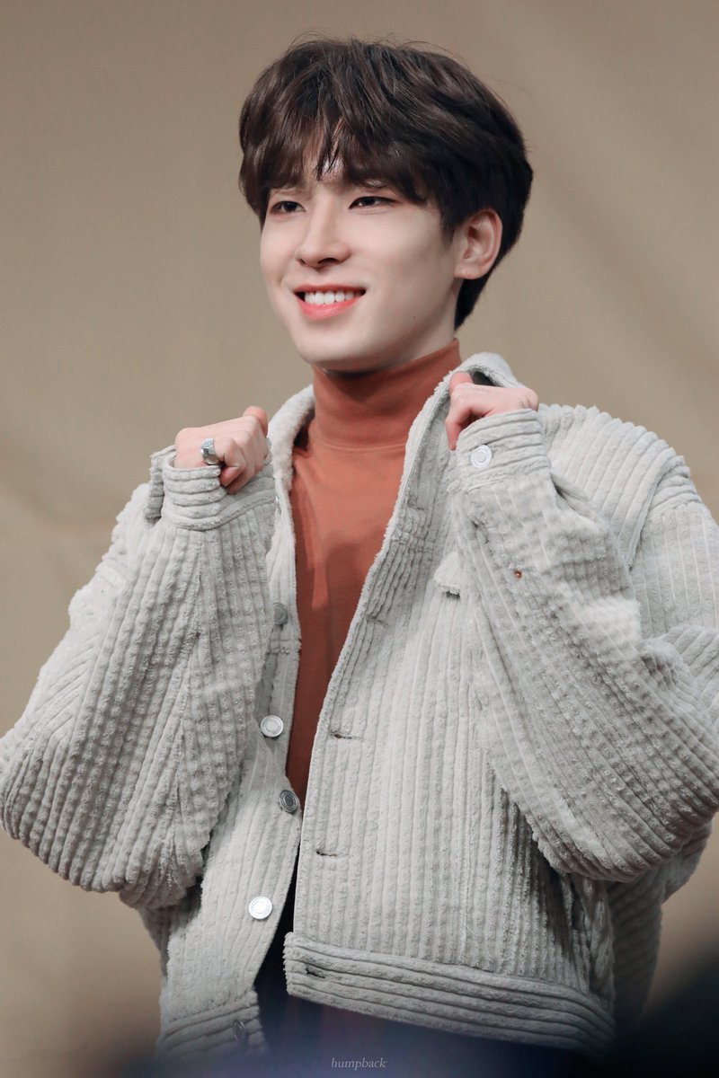 WONWOO IS SO CUTE LOOK AT HIS CUTE HANDS COMING OUT THAT GIANT SLEEVE
