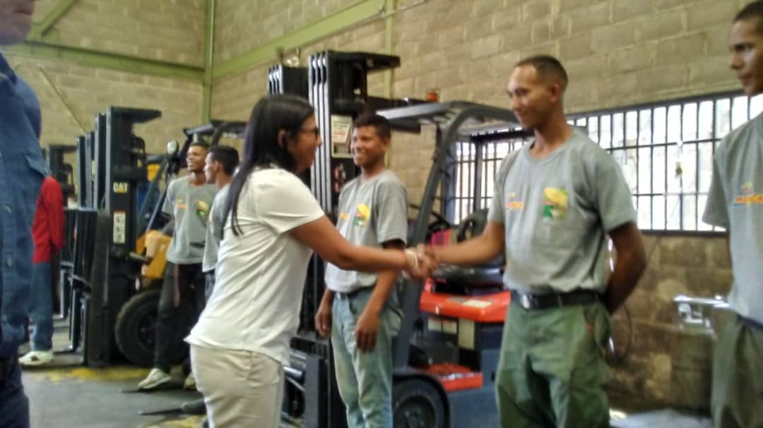 MercalOficial's tweet photo. Vicepresidenta Ejecutiva @DrodriguezVen  realizó recorrido por el Centro de Empaquetado de Alimentos para los CLAP CEAC Fuerte Tiuna @LuisMedinaRa #VenezuelaFirmaContraLaGuerra https://t.co/1JRfPrL3Fz
