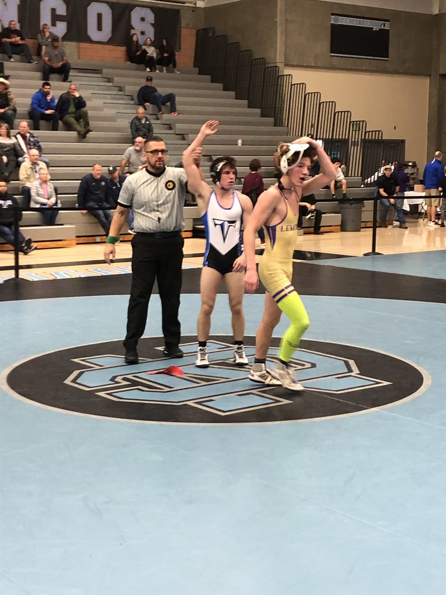 FrontierWrestle's tweet photo. @colereyes_ Cole Reyes wins by decision 7-0 over Wayne Joint of Lemoore. He is the Titans first finalist of the day. #FHSTitans #D1Valley #titanstrong https://t.co/aKfJvI2gNl