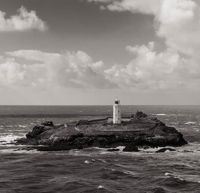 They say this is the lighthouse Virginia Woolf had in mind when she wrote the book. (picture from last year) #lighthouse #Cornwall #godrevylighthouse #lighthouse_lovers #tothelighthouse #xf1855 bit.ly/2GzZ2HS