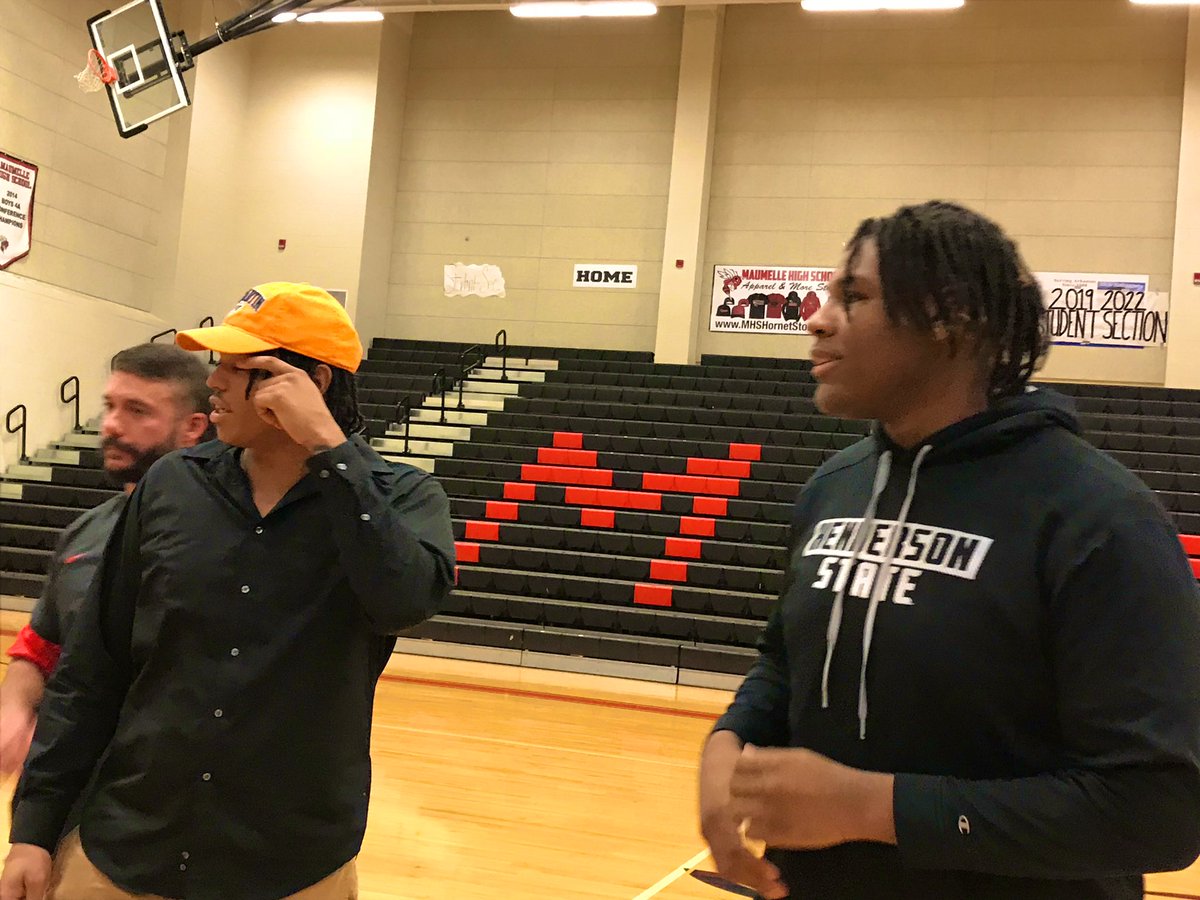 ChelHardin's tweet photo. Me and my brotha made it official on National Signing Day😈💪🏾 now it’s time to grind and put on for tha city💯🙏🏾 @evanrobinson00 @BigD_DaveDyson @barnhill_jerrod @EarlGill10 @CoachKekuewa @DomMirocke #ReddieNation🔴 https://t.co/kD71MUG0YL