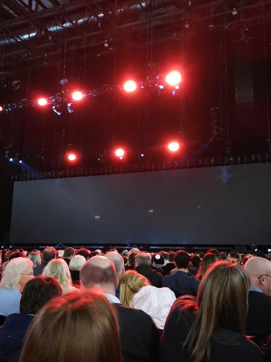 MartinParaUK's tweet photo. Rest day fun means watching the brilliant @ProfBrianCox at the @ManchesterArena #gettingourlearningon https://t.co/my7BZ9vGKo