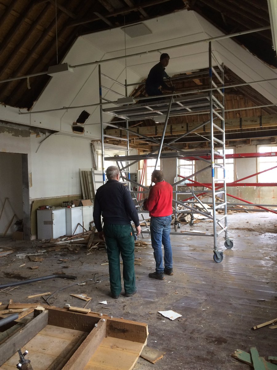 Vandaag is er gestart met de verbouwing van ons #dorpshuis te #Hantum. Vanochtend stonden er 18 #vrijwilligers klaar om te slopen! Geweldig!