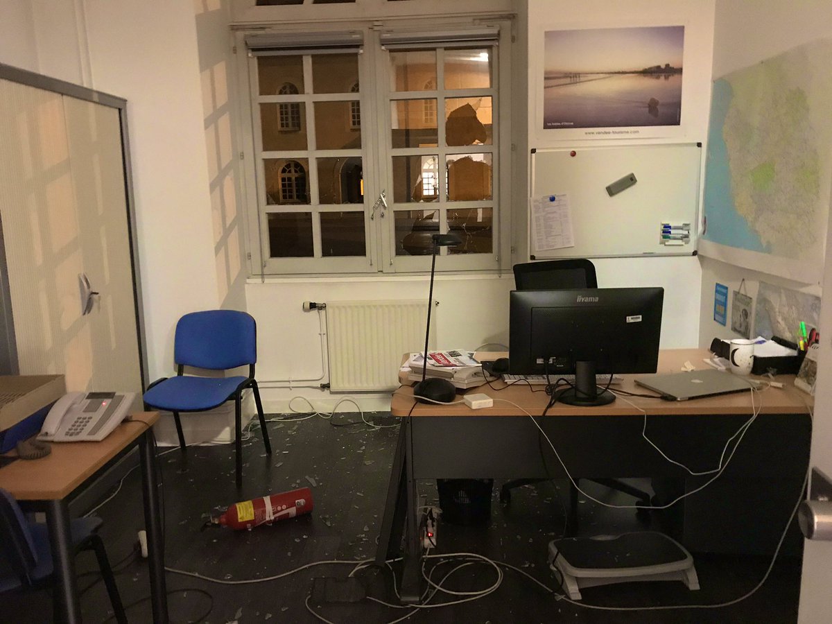 YvesAuvinet's tweet photo. L’hôtel du @DepVendee a été vandalisé par des casseurs à l’issue de la manifestation des Gilets Jaunes de ce jour à @larochesuryonfr. Ces violences sont inadmissibles et inacceptables. Rien ne saurait justifier de tels actes. Le @DepVendee déposera plainte. https://t.co/M3njYqghIy