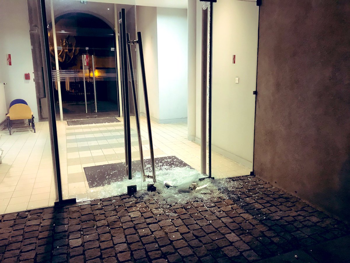 YvesAuvinet's tweet photo. L’hôtel du @DepVendee a été vandalisé par des casseurs à l’issue de la manifestation des Gilets Jaunes de ce jour à @larochesuryonfr. Ces violences sont inadmissibles et inacceptables. Rien ne saurait justifier de tels actes. Le @DepVendee déposera plainte. https://t.co/M3njYqghIy