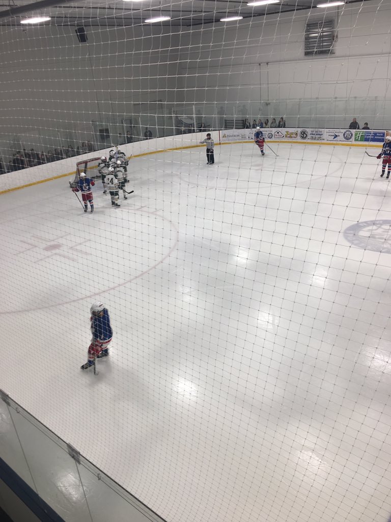 DohertyGdoherty's tweet image. Shamrock Kevin Borah makes it 2-0 with just under 9 min to go in the contest!