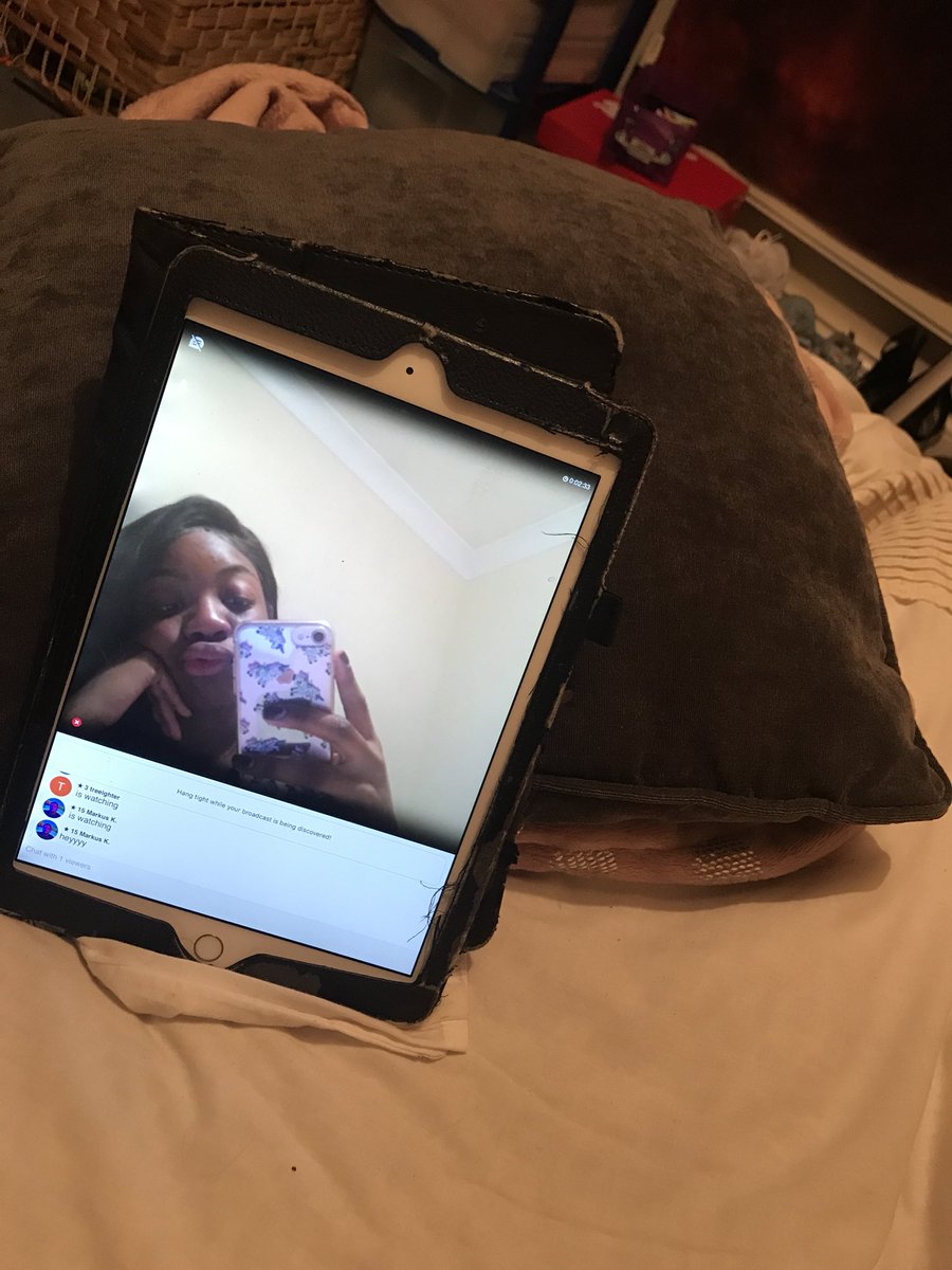 stephhmyt's tweet photo. I’m on YouNow go watch we just hit 1.5k like wtf https://t.co/iAv6rua0eb