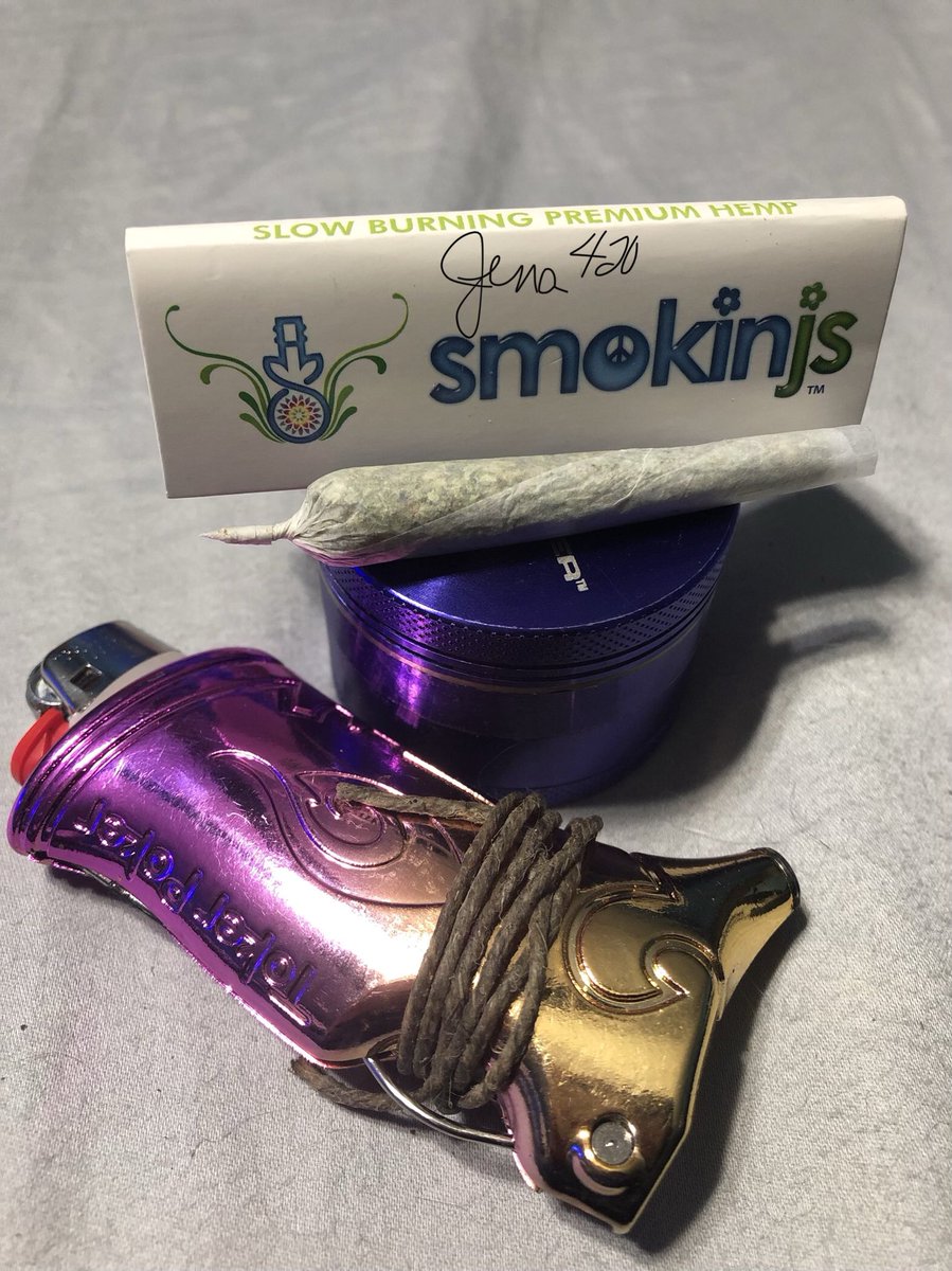 _jena4n's tweet photo. Me and @grower618 are about to  enjoy the little joint of Lemon Cookies and Legend OG! 
😁🍋🍪💚😙💨✌️
#StayLifted #StonerFam #IAmCannabis #puffpuffpass https://t.co/XmI7VBF9MV