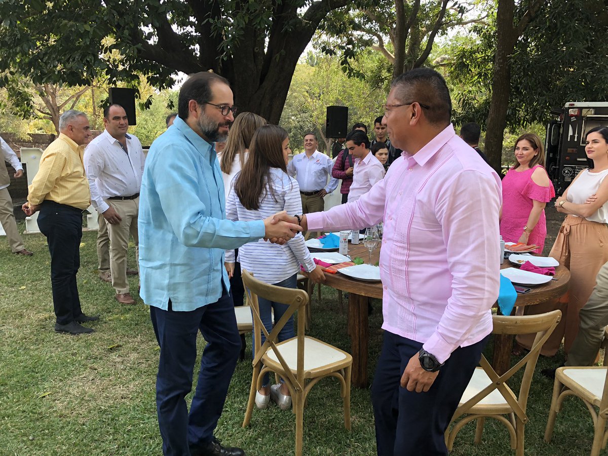 chitocroc's tweet photo. Con mi líder @davidoq en Toma de Protesta por @nachoperaltacol en la ciudad de colima a la nueva mesa directiva 2019-2019 #CaniracColima presidiendo el empresario Mstro. Felipe de Jesús Santana Linares enhorabuena @IsaiasSiCumple @CROC_Nacional https://t.co/8gKLSZQpyG