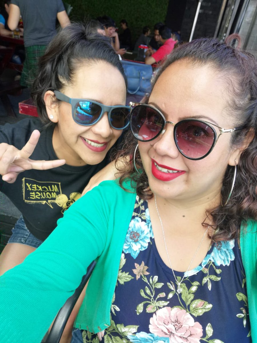 dgvibra's tweet photo. Los momentos contigo! @psikarale Los mejores, te amo y agradezco que seas ese ángel que me cuida! Bebiendo agua bendita en @McCarthys_Offic
#PicaRico #alitas #hamburguesas #FelizSábado #EngordaRico #LaNegraTomasa #Heineken #sisters #McCarthys #ChelaTime https://t.co/7FlDuRktQA