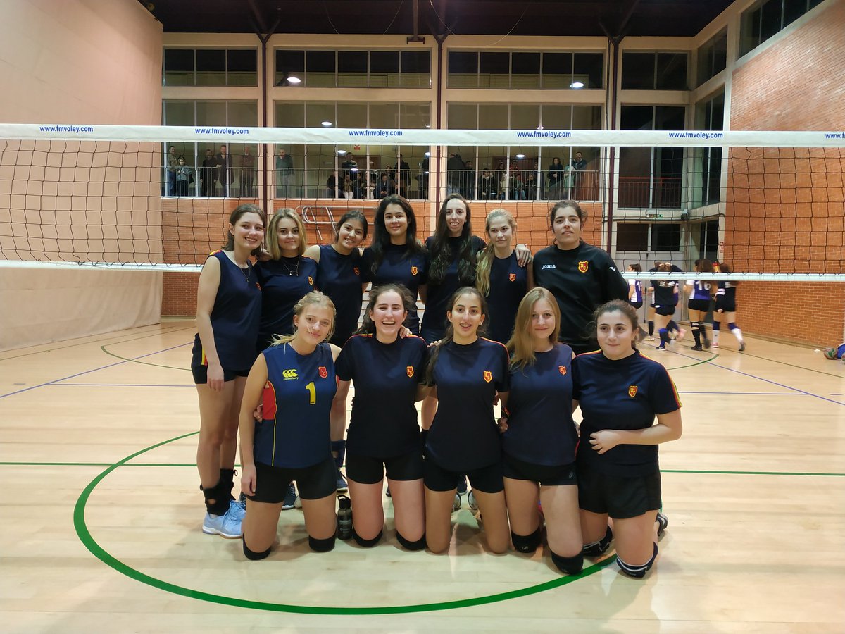 psi_alicia's tweet photo. El juvenil de @Team_Runnymede acaba primero de Liga.👏 
¡¡Ahora a pelear por el Distrito!! 💪
#goRunny https://t.co/I1HLTtKJiH