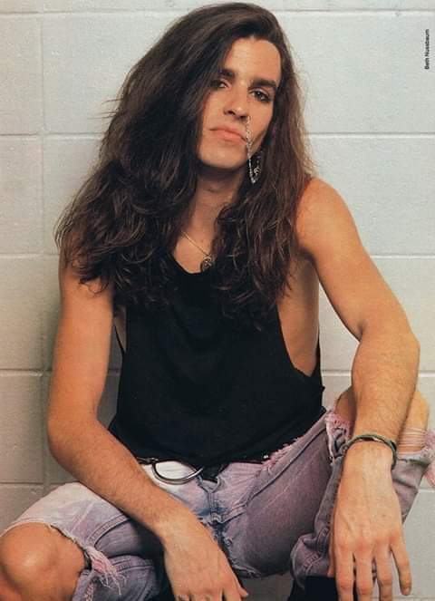 Há 53 anos: Nascia o baixista Rachel Bolan do Skid Row.

Happy Birthday Rachel!!   