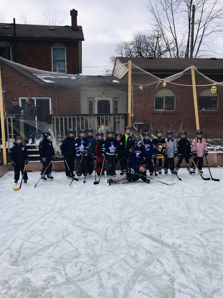 gdtank's tweet photo. The team that plays together, wins together ! Dundas Novice A Blues !! @DundasHockey https://t.co/9Q2GNprTtQ