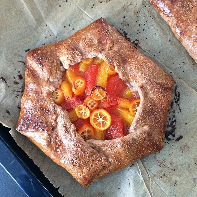 KOCHYOGA's tweet photo. It‘s that time of year... 🍊🍋🍊 The range of citrus fruits is wonderful - orange, bloodorange, kumquats, grapefruits. Perfect match for a yummy galette made of speltflour. Can be served with greek yoghurt or vanilla icecream. 😍 | #orange #bloodorange #… https://t.co/lJUbiia9w9 https://t.co/jJEcGnVijR