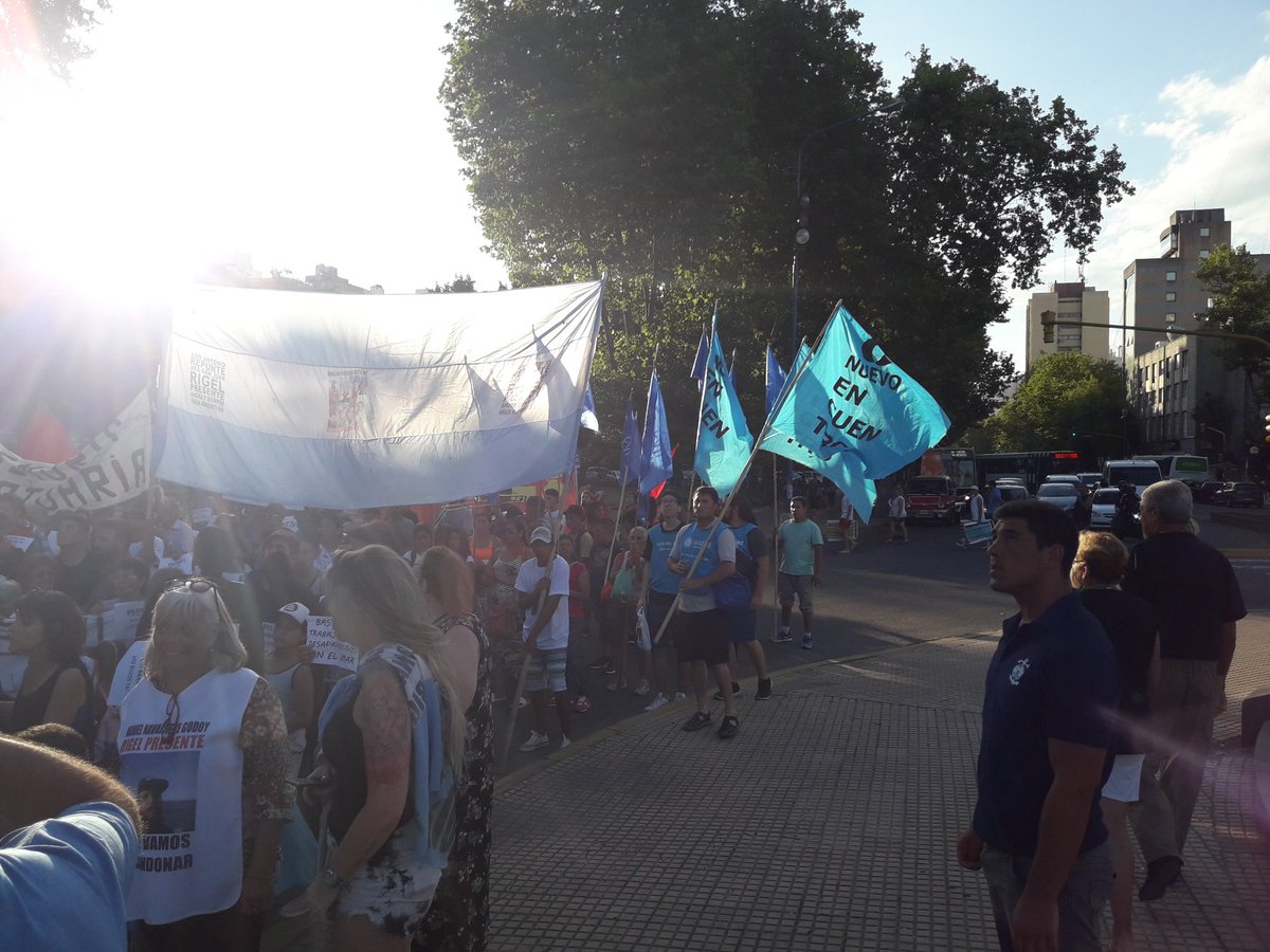 Ahora en el centro de Mar del Plata acompañando a las familias del #Rigel en su reclamo.

A meses del hundimiento y sin saber nada de sus familiares.

#QueBajenLosBuzos