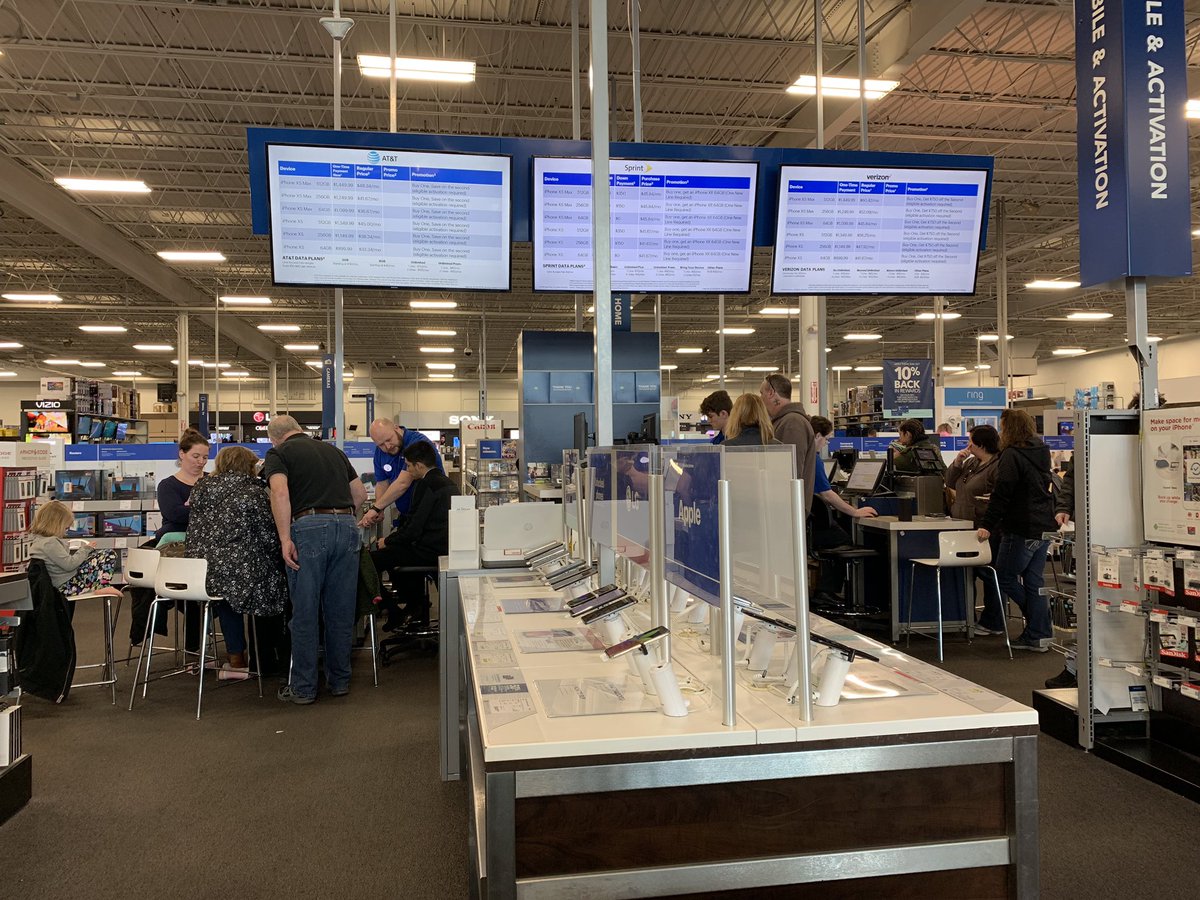 kellyackerman78's tweet photo. We’ve got a full house at Best Buy Greenwood IN. Come check out their AMAZING #Sprint #dealz before they’re gone! #kruzectrl @kruzeman @kimwhite4 https://t.co/yhzrnawztp