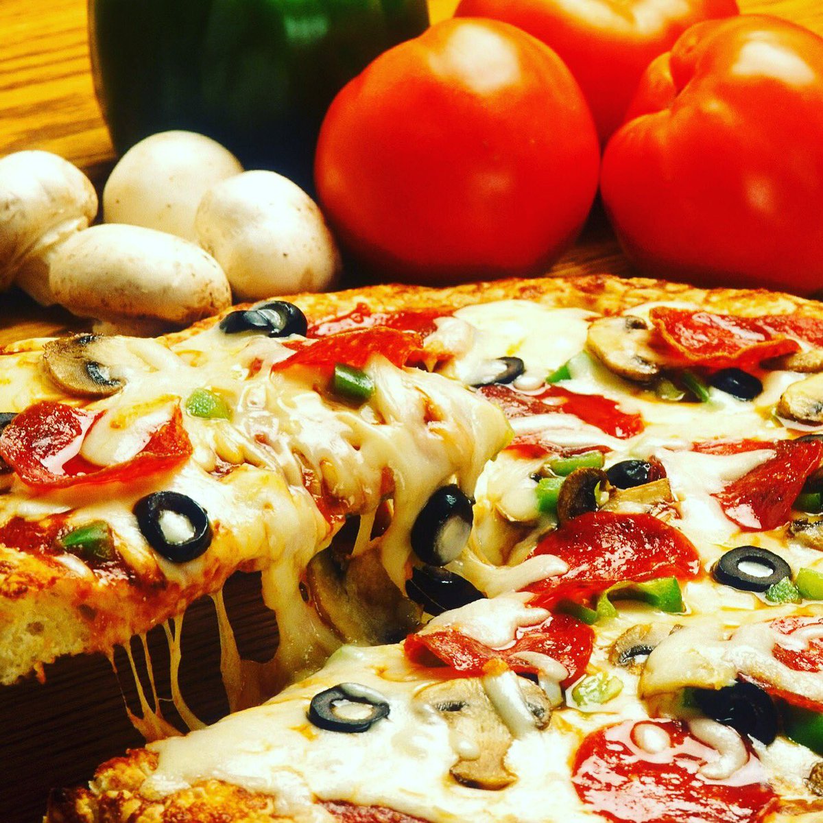 Go_McGuire's tweet photo. Itโs National Pizza Day!! Whatโs your favorite crust type and toppings? ๐ #nationalpizzaday #getusedtoawesome #realtor #realestate #premiereplusrealty #gomcguireteam https://t.co/pGQq9sSsWA