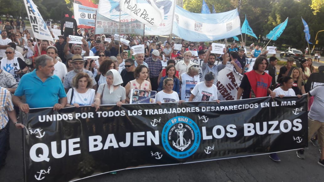 #Ahora en la Marcha en reclamo por el hundimiento del Buque Pesquero Rigel que convocamos la CTA de lxs Trabajadorxs, junto a lxs familiares de las víctimas del Rigel.

#QueBajenLosBuzos
#PuertoDeMarDelPlata
#CementerioDeBarcos