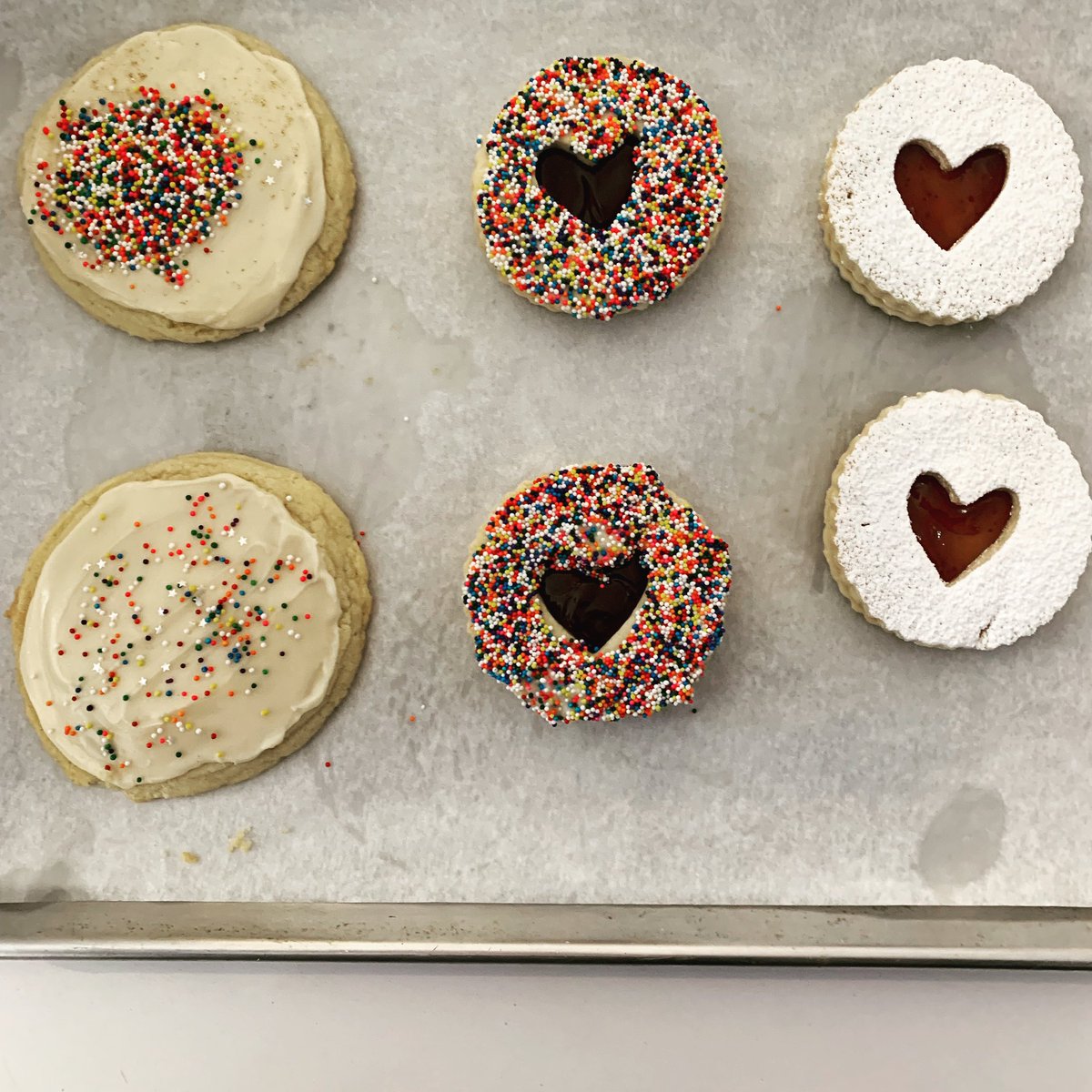 gateauonmain's tweet photo. #ValentinesDay sweets for your sweetie! Come see us in store or let us help you with a custom order ❤️😻 https://t.co/U7jpvoSJb8